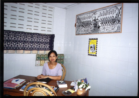 161 Myra derrière son bureau