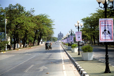 0004 Avenue Lane Xang, au fond le Pratuxai l'Arc de Triomphe