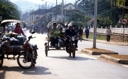 0015 Motos-pousse dans l'artère Thanon Kitsalat Setthathirat
