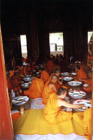 0021 Repas des bonzes dans le Wat Manoman