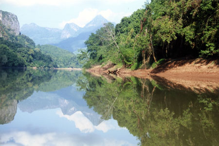 0034b Berges de la Nam Ou vues de notre bateau
