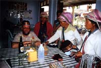 0054 Vente à l'intérieur du Viengxay restaurant par des femmes Ahka